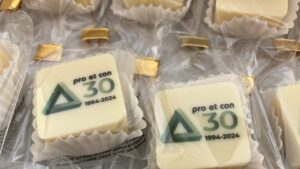Pralinen mit Logo zu 30 Jahren pro et con